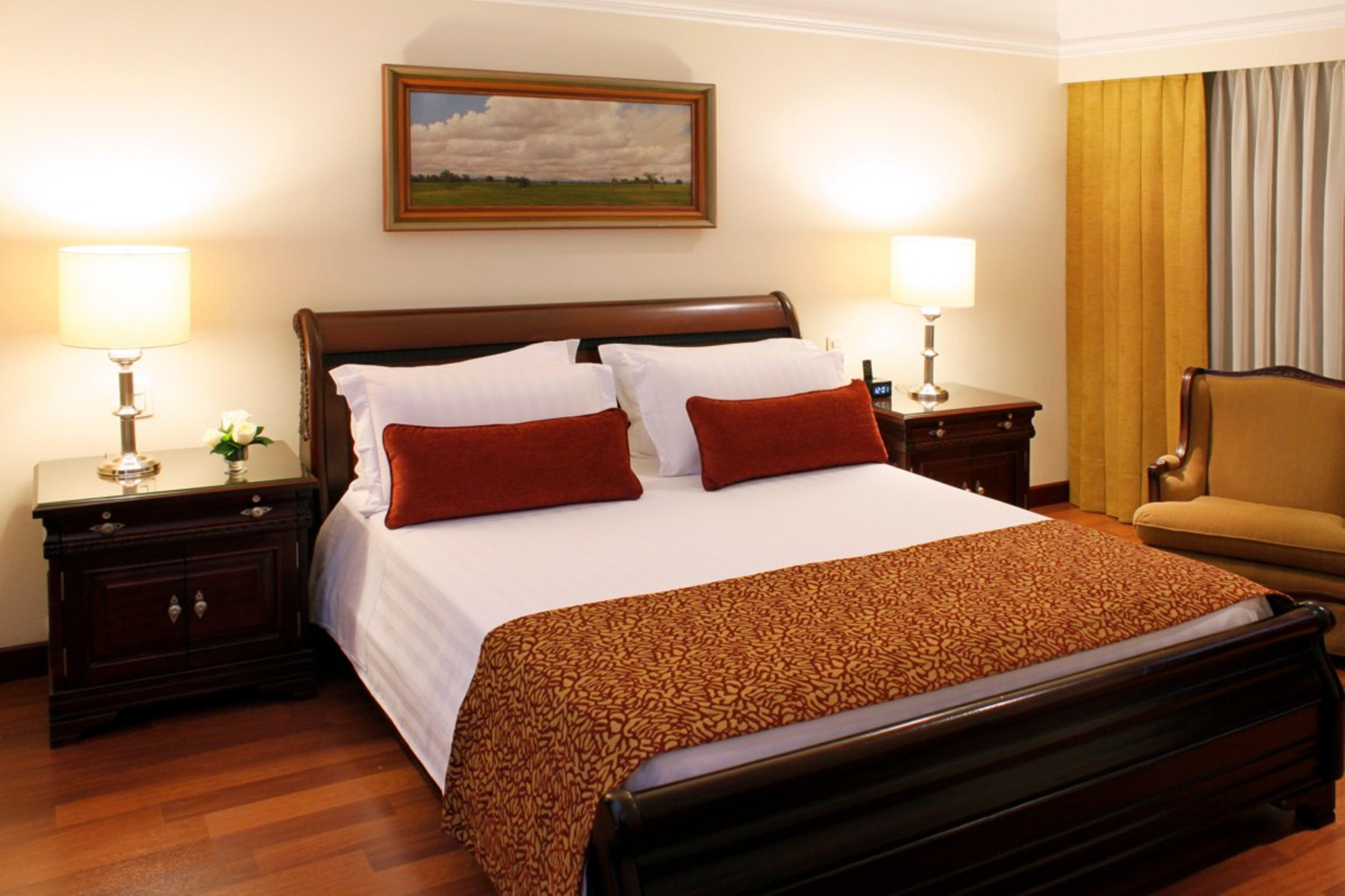 Hotel Estelar La Fontana Bogotá Exterior foto A bed with a bed runner