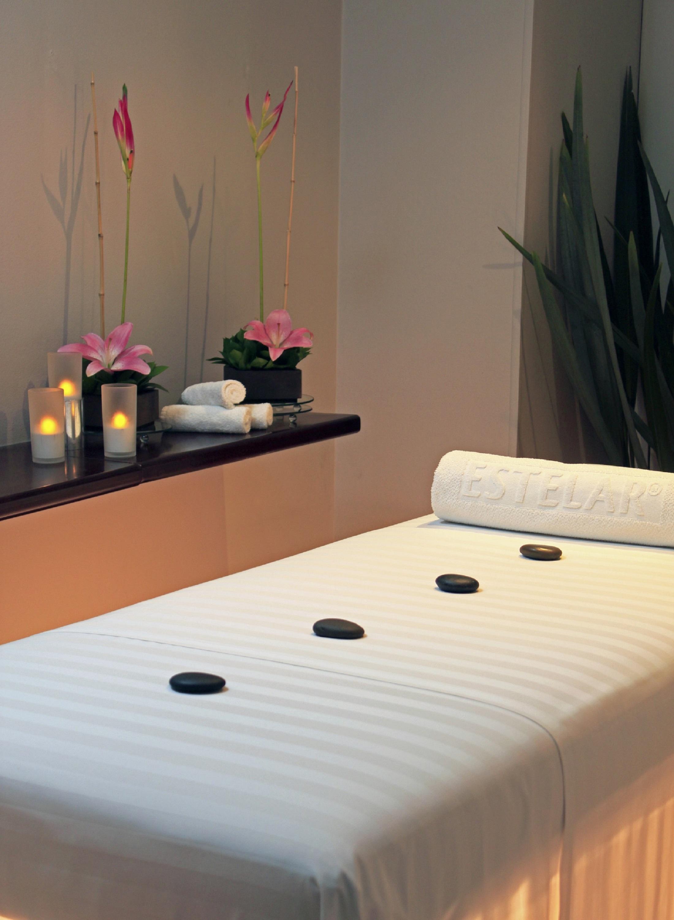 Hotel Estelar La Fontana Bogotá Exterior foto A massage table