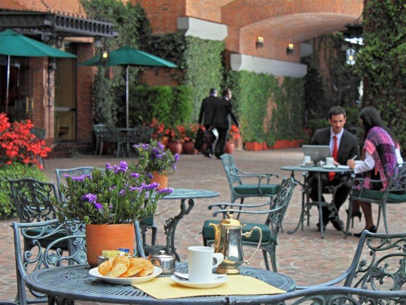 Hotel Estelar La Fontana Bogotá Exterior foto The hotel's courtyard